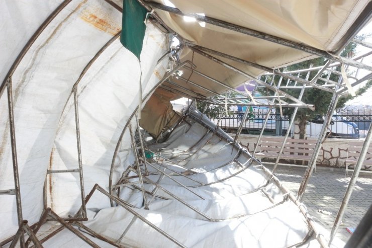 Adıyaman’da fırtına çadırları devirdi, tabelaları uçurdu