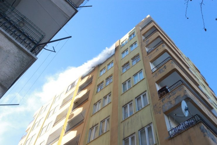 Rüzgarın etkisiyle büyüyen ev yangını güçlükle kontrol altına alındı