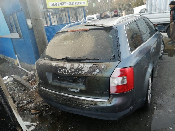Barakadaki yangın az kalsın otomobili yakıyordu