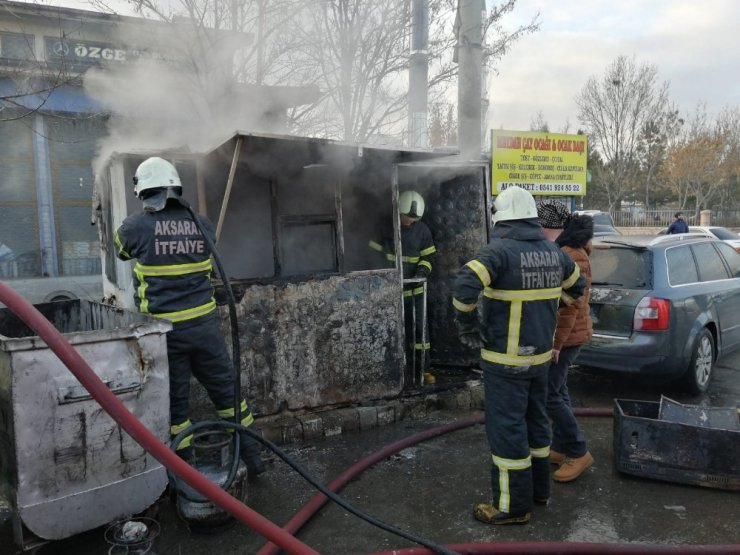 Barakadaki yangın az kalsın otomobili yakıyordu