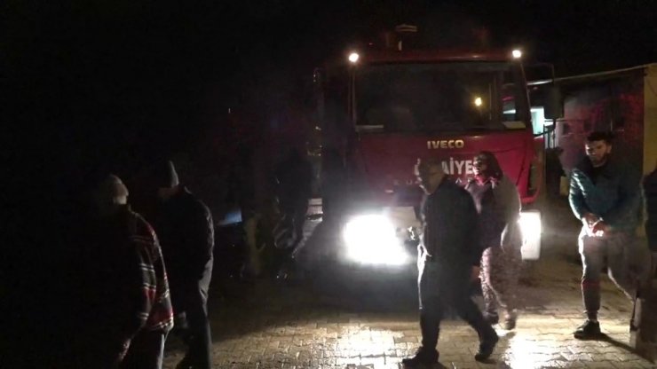 Müstakil evin bahçesinde çıkan yangın korkuttu