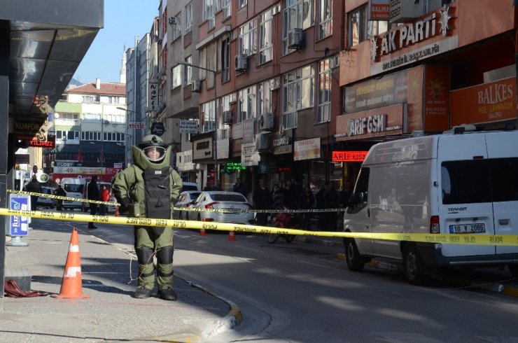 Çantasını AK Parti’nin önünde unutunca polis alarma geçti