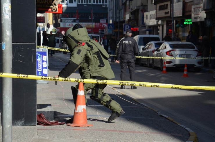 Çantasını AK Parti’nin önünde unutunca polis alarma geçti