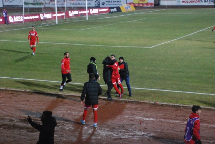 Boluspor taraftarla kavga eden futbolcunun sözleşmesini feshetti