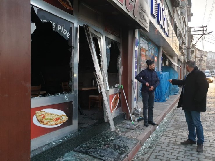 Buzdolabı bomba gibi patladı