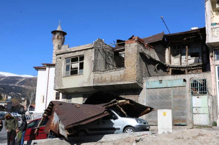 Kahramanmaraş’ta evin çatısı araçların üzerine uçtu