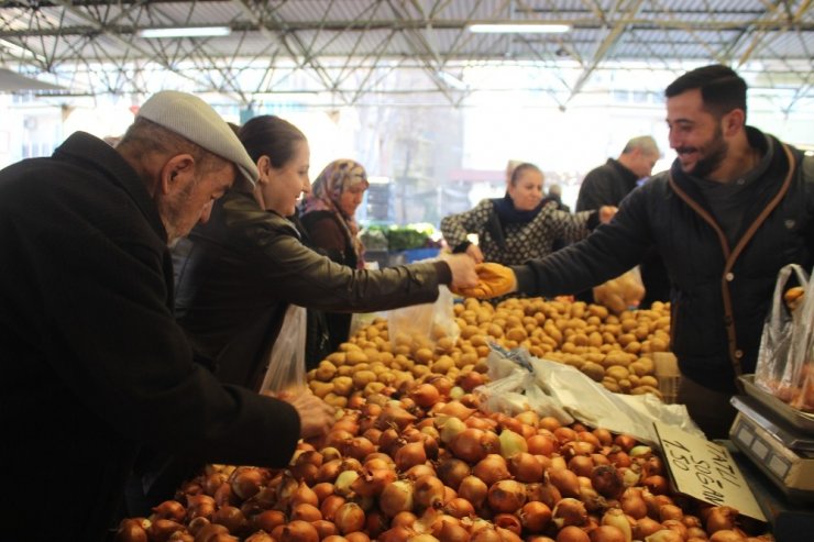 Denizli’de soğuk havalar semt pazarlarının iş potansiyelini olumsuz etkiledi