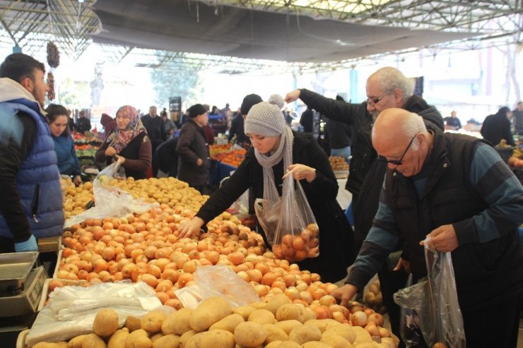 Denizli’de soğuk havalar semt pazarlarının iş potansiyelini olumsuz etkiledi