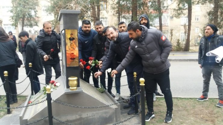 Diyarbakırspor’dan Ali Gaffar Okkan’a karanfilli anma