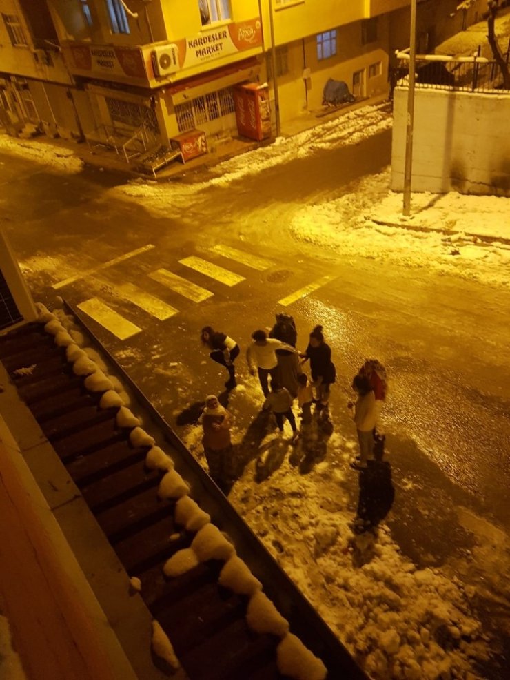 Siirt’te deprem paniği: Vatandaşlar sokağa döküldü