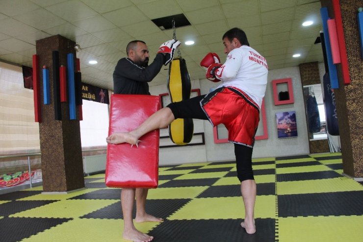 52’lik muay thai şampiyonu, dünya şampiyonasına hazırlanıyor