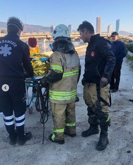 İzmir’de dereye düşen yaşlı adamı itfaiye kurtardı