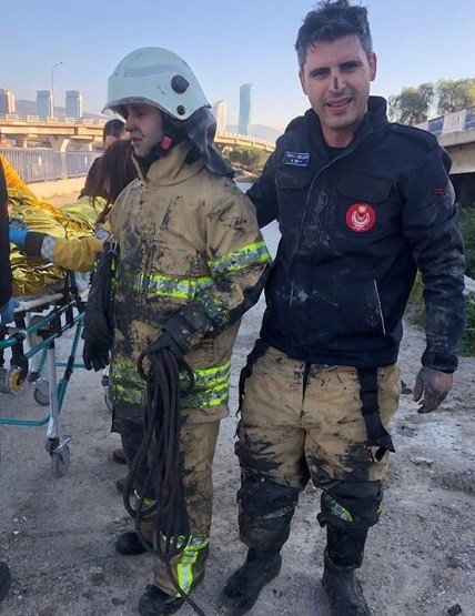 İzmir’de dereye düşen yaşlı adamı itfaiye kurtardı