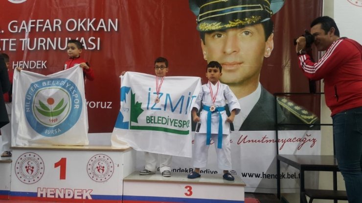 İzmit Belediyesporlu karateciler Sakarya’dan 12 madalyayla döndü