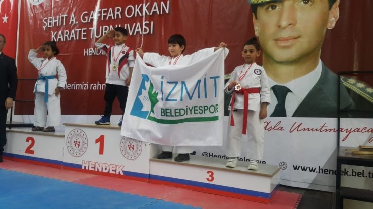 İzmit Belediyesporlu karateciler Sakarya’dan 12 madalyayla döndü