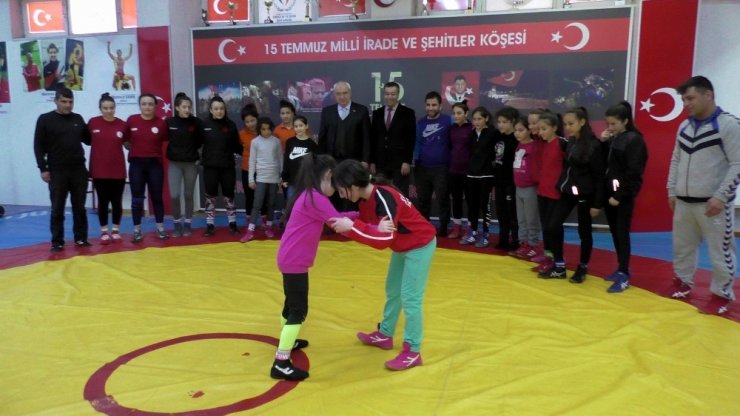 Kadın güreşçiler komando gibi eğitim görüyor
