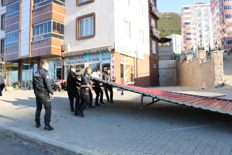 Kahramanmaraş’ta şiddetli rüzgar çatıları uçurdu, ağaçları yerinden söktü
