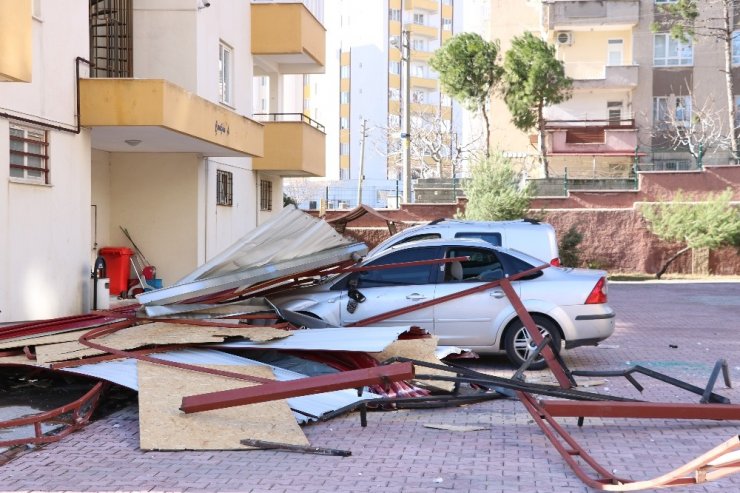 Kahramanmaraş’ta şiddetli rüzgar çatıları uçurdu, ağaçları yerinden söktü
