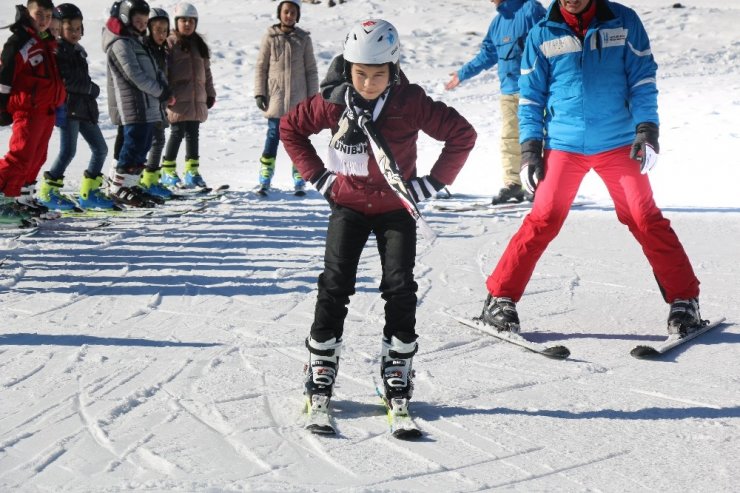 ’Antrenörüm Okulda’ projesi ile öğrenciler ücretsiz olarak kayak öğreniyor