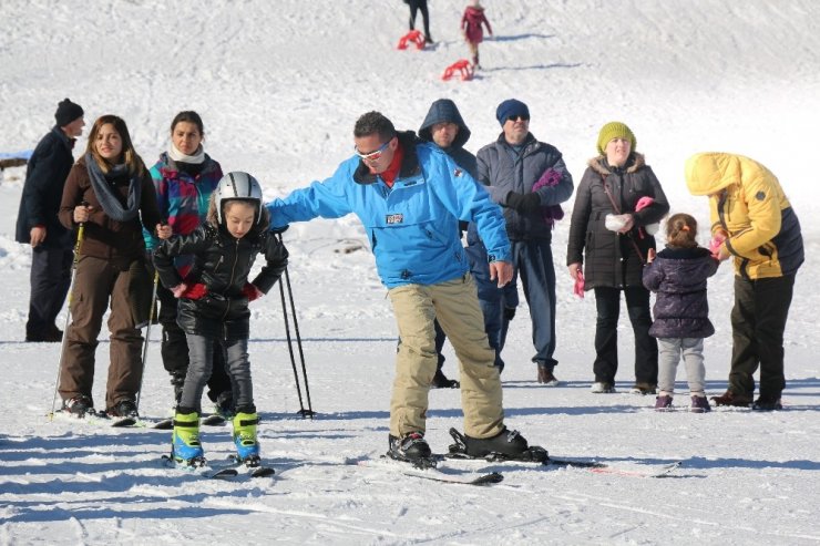 ’Antrenörüm Okulda’ projesi ile öğrenciler ücretsiz olarak kayak öğreniyor