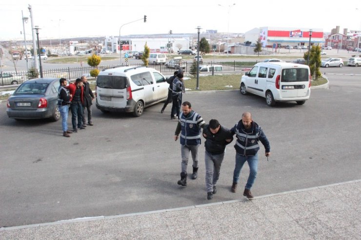 Karaman polisi, telefon dolandırıcısı 3 kişiyi kıskıvrak yakaladı
