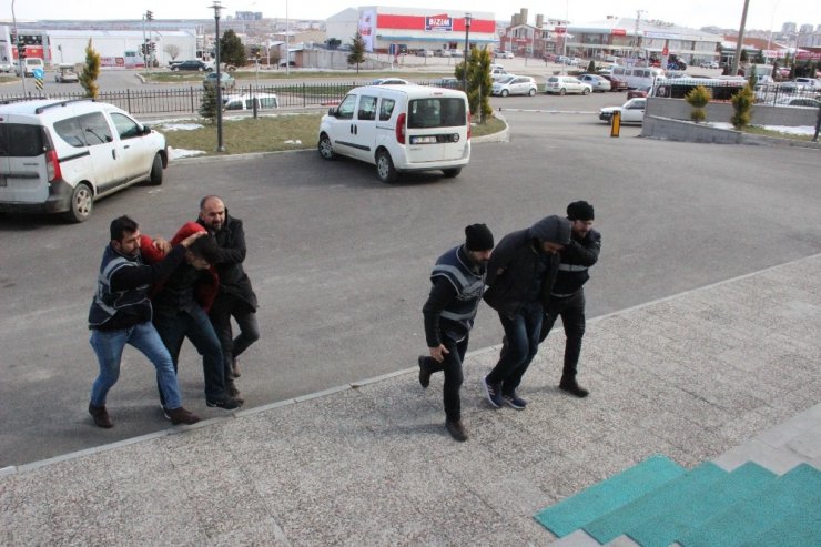 Karaman polisi, telefon dolandırıcısı 3 kişiyi kıskıvrak yakaladı
