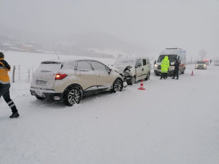 Kastamonu’da iki ticari araç kafa kafaya çarpıştı: 9 yaralı