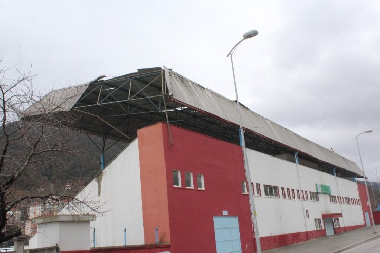 Kastamonu’da şiddetli fırtına stadyumun çatısını uçurdu