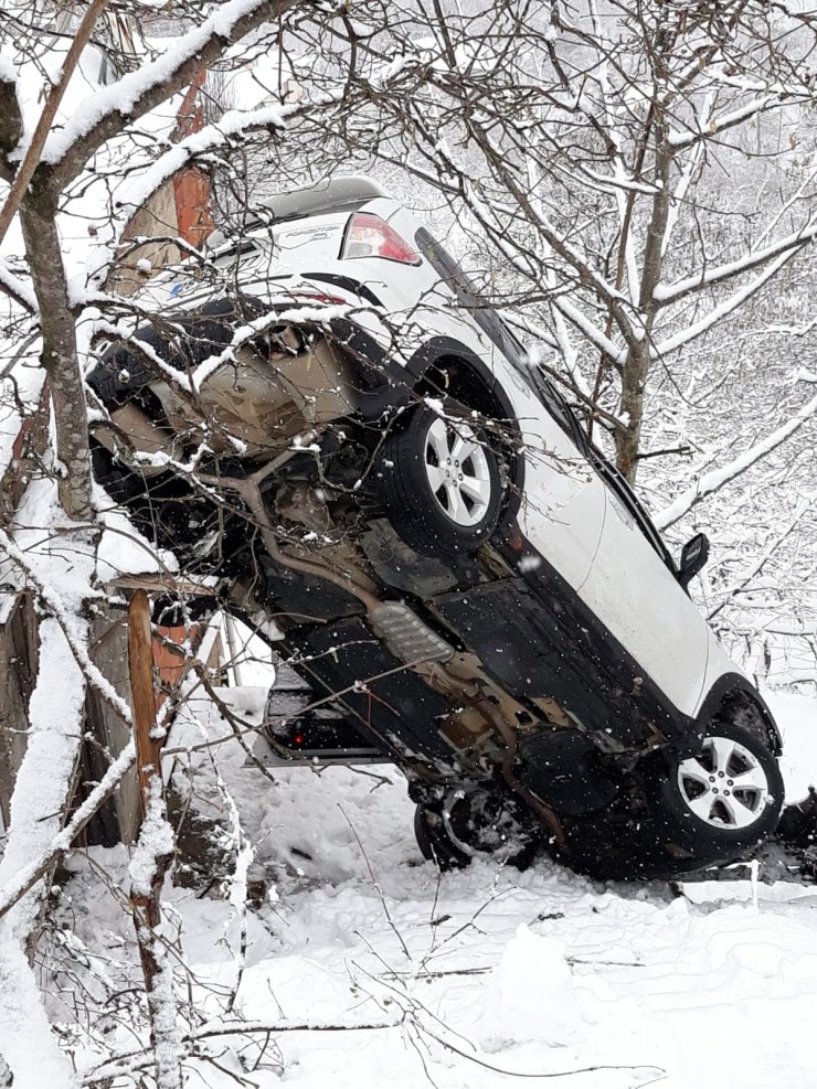 Kayganlaşan yolda kontrolden çıkan cip devrildi: 3 yaralı