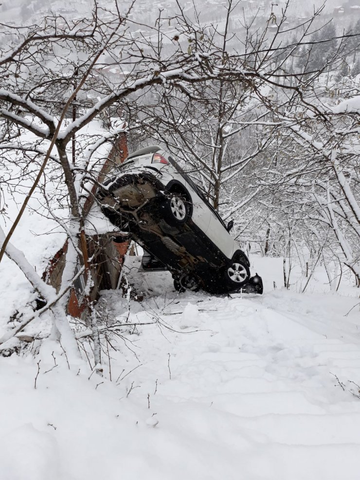 Kayganlaşan yolda kontrolden çıkan cip devrildi: 3 yaralı