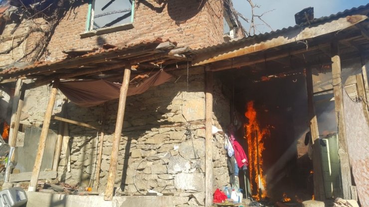 Köyde çıkan yangına kadınlar kovalarla su taşıyarak müdahale etti