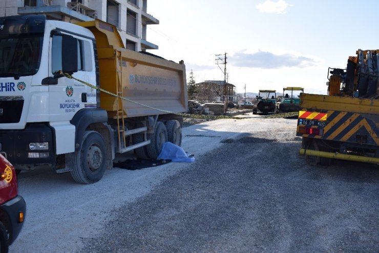 Hafriyat kamyonu belediye işçisini ezdi: 1 ölü