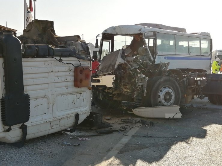 İşçi servisi kaza yaptı: 10 yaralı