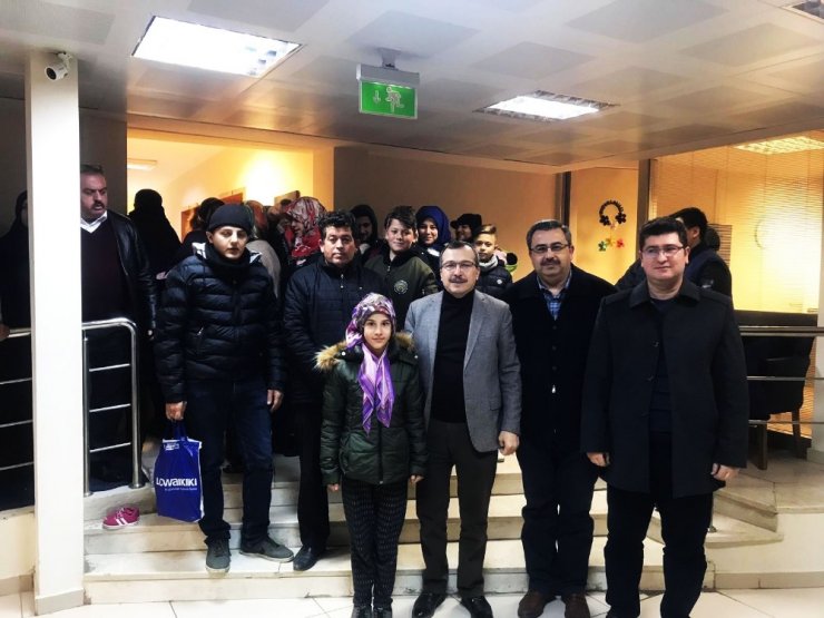 Kırkağaç’ta evleri hasar gören 40 kişi, izcilik tesislerine yerleştirildi