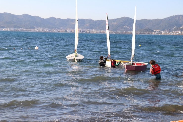 Minik yelkenciler sömestr tatilini kampta geçiriyor yapıyor