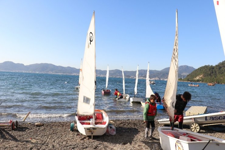 Minik yelkenciler sömestr tatilini kampta geçiriyor yapıyor
