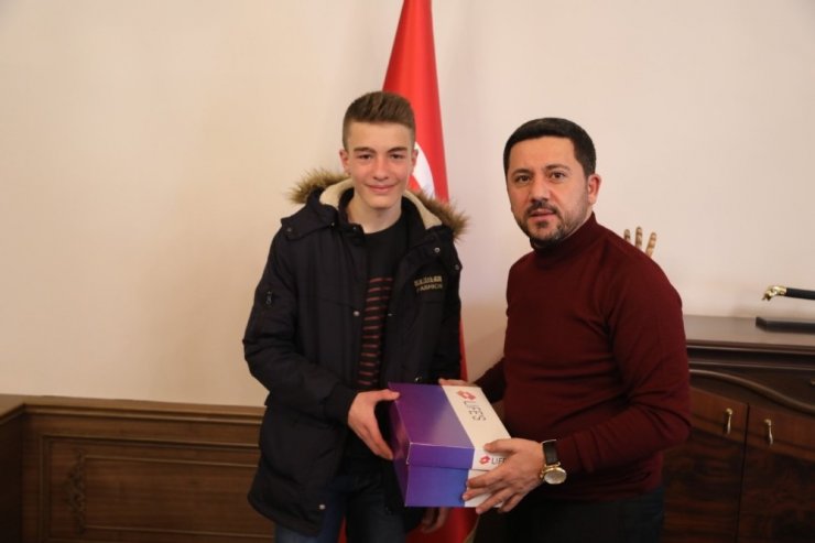 Başkan Arı, Türkiye birincisi olan sporcuyu tebrik etti