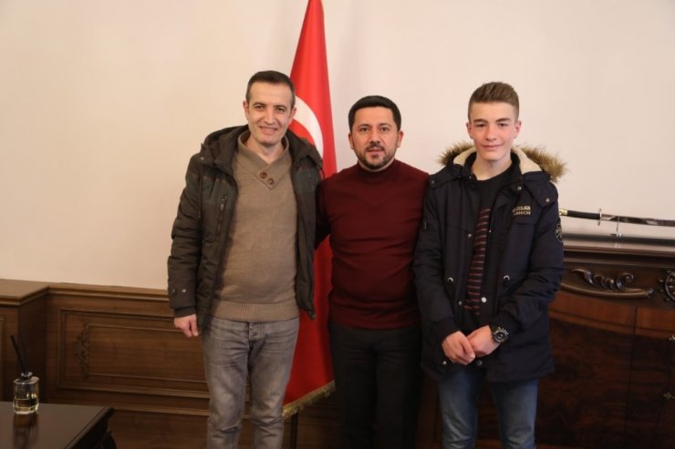 Başkan Arı, Türkiye birincisi olan sporcuyu tebrik etti