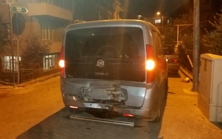 Önce motora, sonra park halindeki araca çarptı