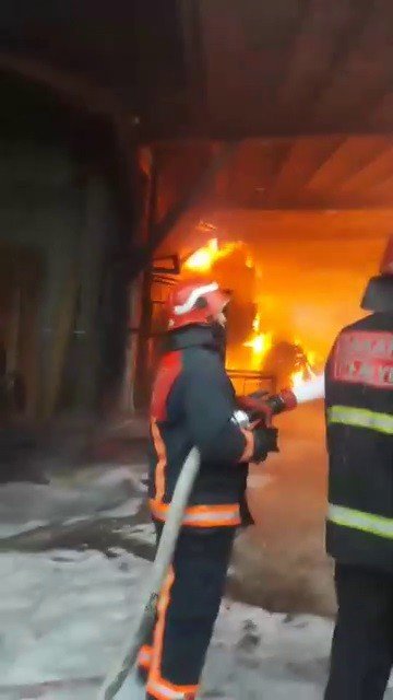 Kereste atölyesi alev alev yandı