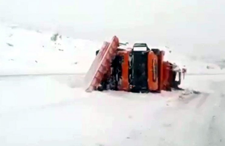 Siirt’te kar temizleme aracı devrildi: 1 yaralı