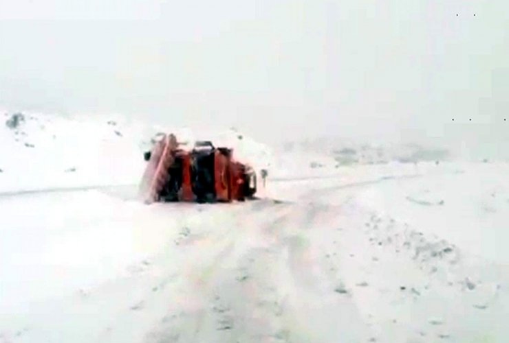 Siirt’te kar temizleme aracı devrildi: 1 yaralı