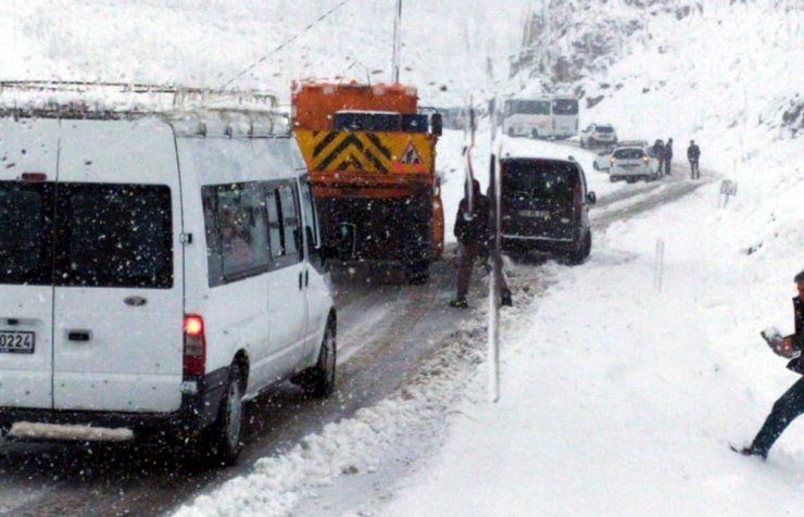 Siirt’te karda mahsur kalan 15 araç kurtarıldı