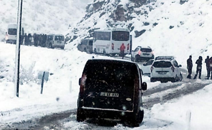 Siirt’te karda mahsur kalan 15 araç kurtarıldı
