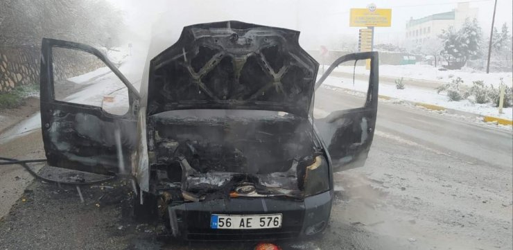 Siirt’te seyir halindeki araç kül oldu