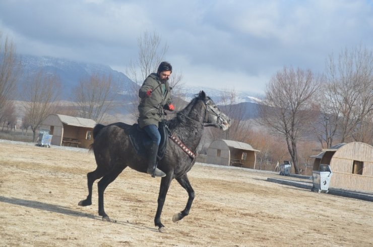 Erciyes’in eteklerinde cirit sporunu canlandırmak için çalışmalar başladı
