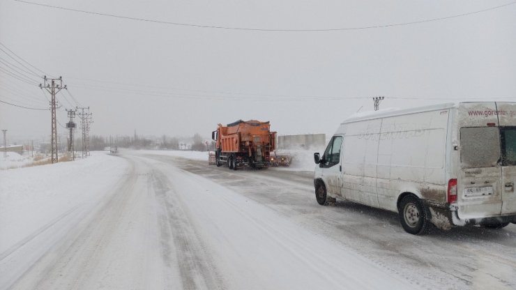 Van-Bahçesaray yolu ulaşıma kapandı