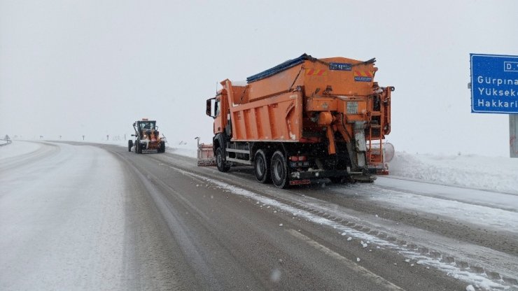 Van-Bahçesaray yolu ulaşıma kapandı