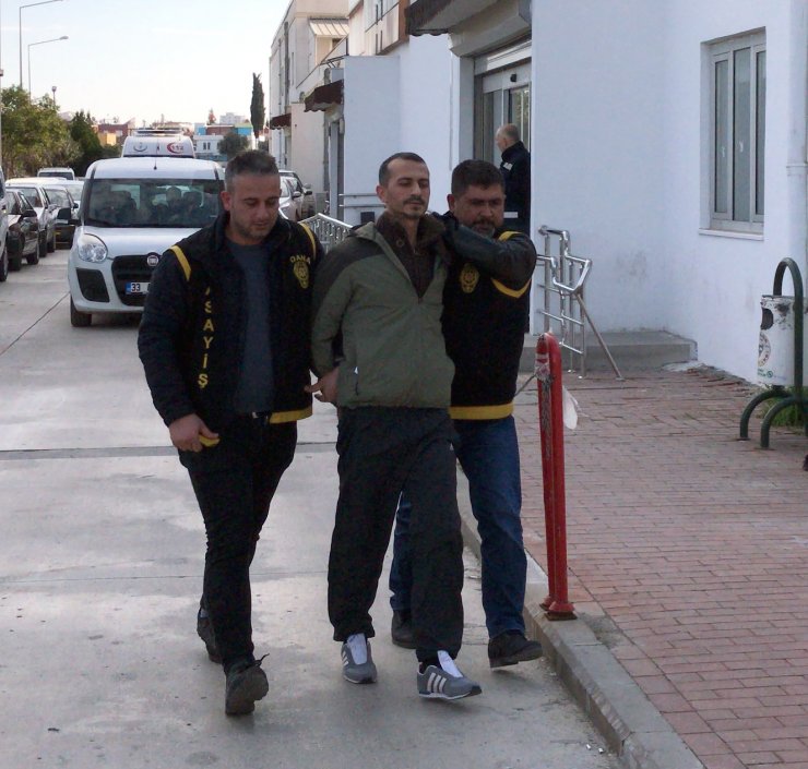 Adana'da cezaevi firarisi hükümlü durakta otobüs beklerken yakalandı