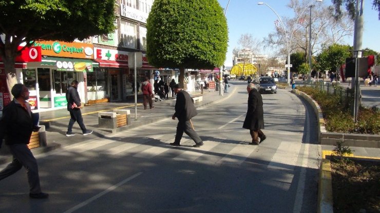 Yaya geçidindeki kadına motosiklet çarptı, kadın ölümden döndü